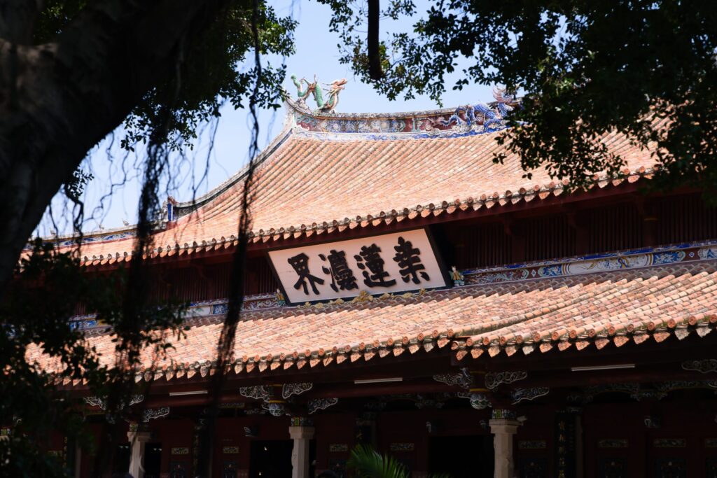 泉州開元寺の屋根と「桑蓮法界」の扁額、閩南建築の装飾が見える風景
