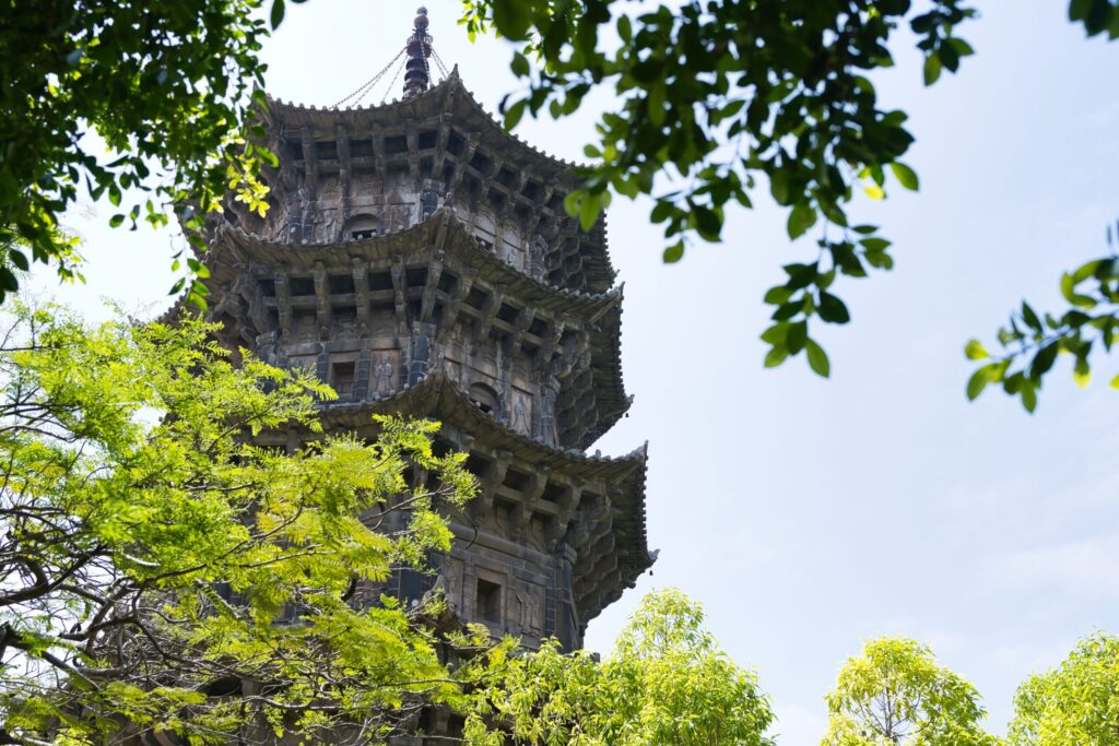 泉州開元寺の石塔を木々の間から見上げた風景
