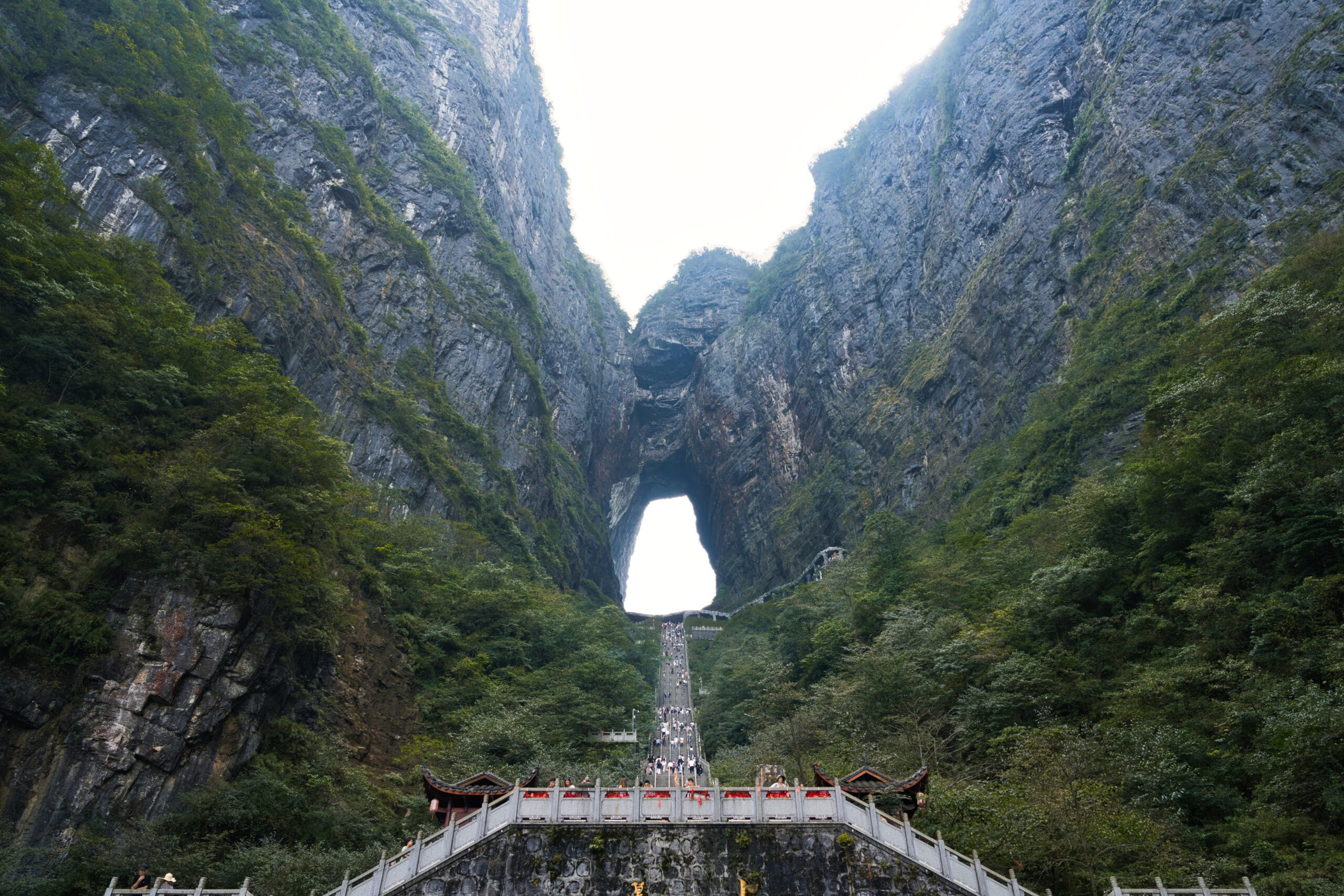 中国・張家界の天門山。巨大な岩壁に開いた天門洞と、そこへ続く上天梯の階段。